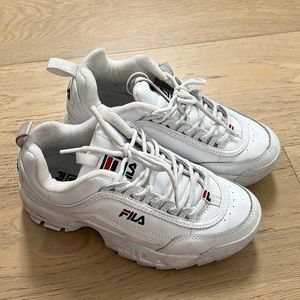 Fila disruptor 2 sneaker in size 6